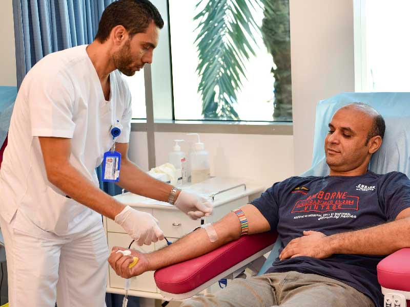 أحد المتبرعين أثناء عملية التبرع بالدم - صورة ارشيفية