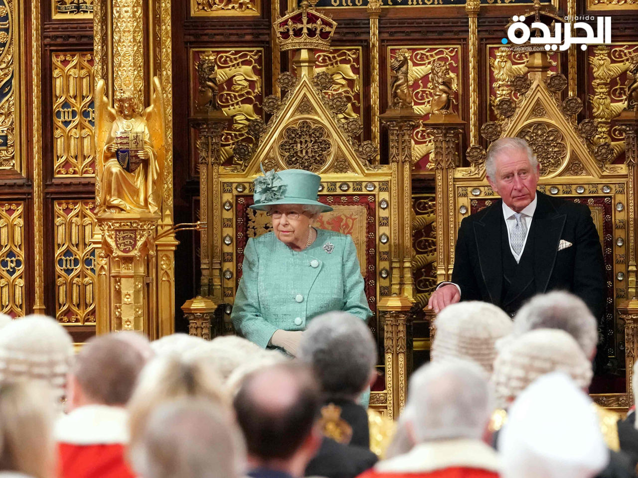 الملكة إليزابيث والأمير تشارلز على عرش السيادة في قاعة مجلس اللوردات
