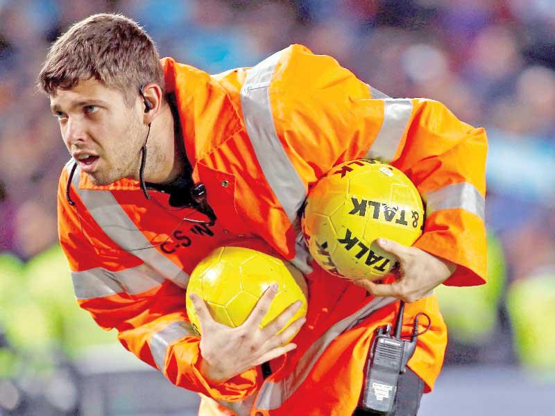 الكرات الصفراء التي ألقتها الجماهير