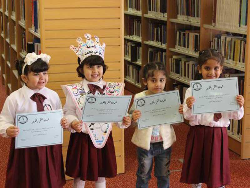 عدد من الطالبات في مكتبة البابطين المركزية للشعر العربي