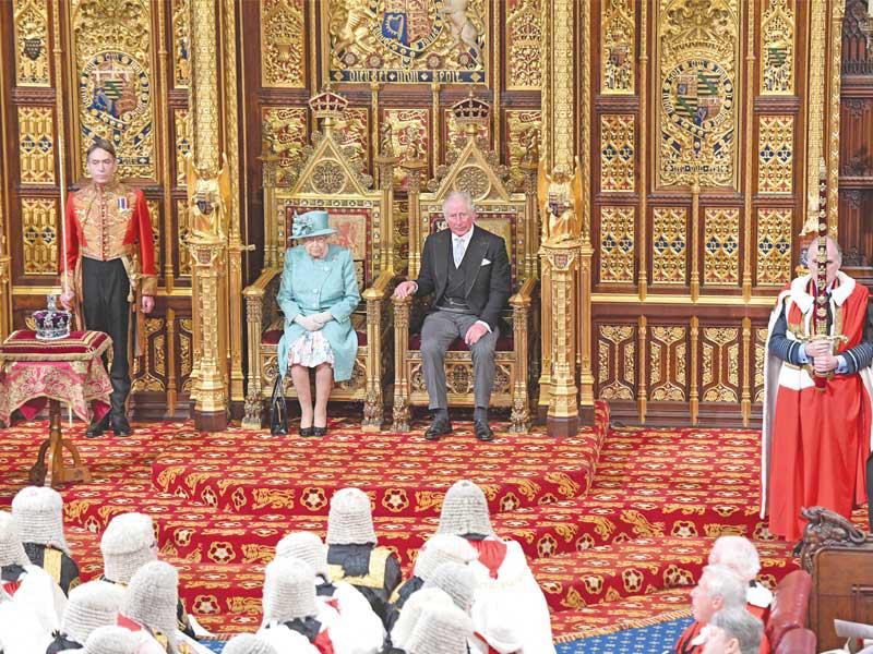 الملكة إليزابيث وولي عهدها الأمير شارلز خلال افتتاح الدور الجديد للبرلمان في قصر ويستمنستر أمس (أ ف ب)