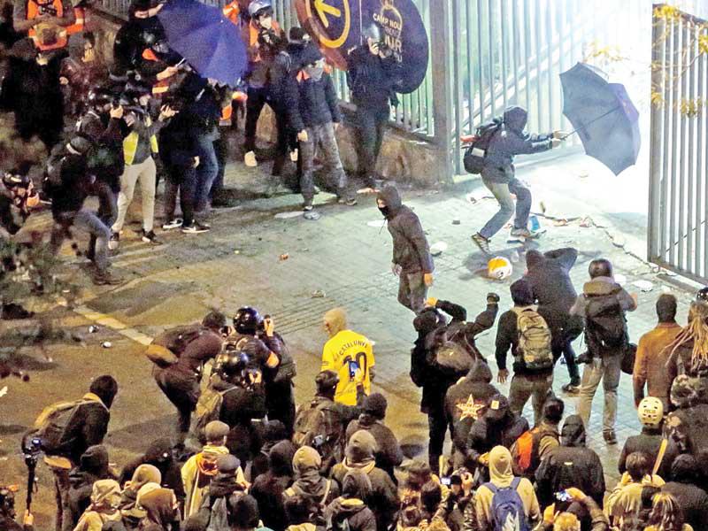 صدامات بين الشرطة ومئات المتظاهرين من دعاة استقلال إقليم كاتالونيا