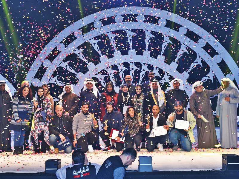 الفائزون في صورة جماعية