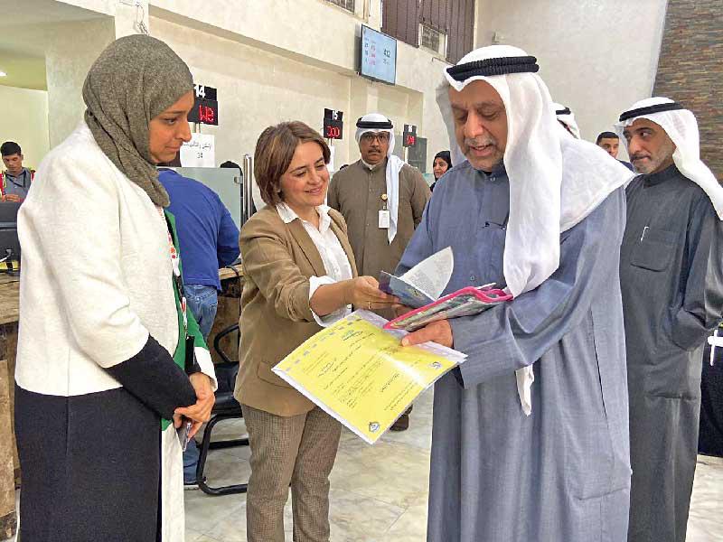 أسيري مستمعة لأحد مراجعي «هيئة الإعاقة» أمس