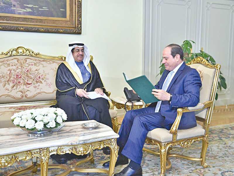 الرئيس عبدالفتاح السيسي يتسلم رسالة العاهل السعودي الملك سلمان بن عبدالعزيز من وزير الدولة السعودي عصام بن سعيد (صفحة الرئاسة)