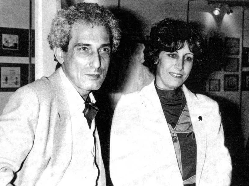 رسام الكاريكاتير ناجي العلي مع زوجته في إحدى المناسبات