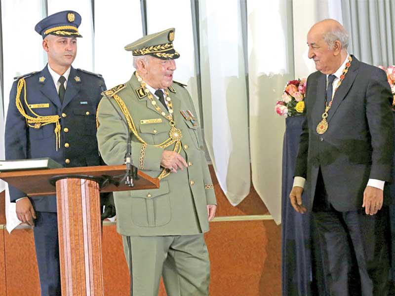 الرئيس الجزائري عبدالمجيد تبون وقائد الجيش الجزائري الفريق أحمد قايد صالح خلال مراسم أداء اليمين الدستوري (رويترز)