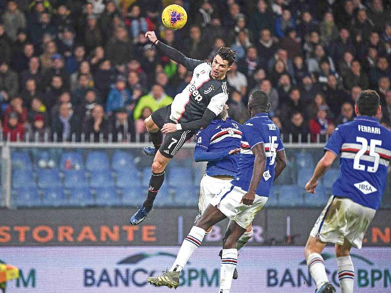 رونالدو نجم يوفنتوس يحرز هدفه الرأسي بارتقاء عالٍ جداً