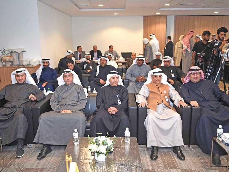 الروضان مع رئيس وأعضاء مجلس المفوضين   (تصوير عبدالله الخلف)