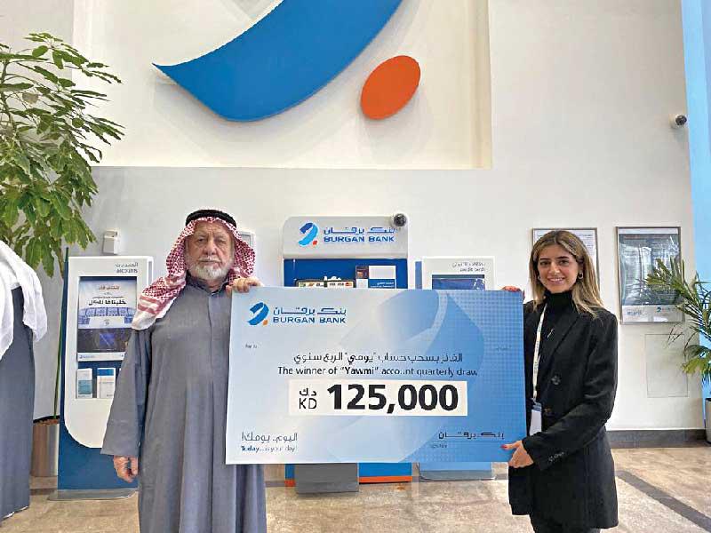 الفائز يتسلم الجائزة