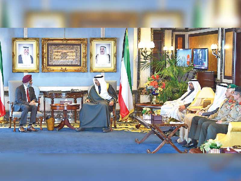 الخالد مستقبلاً وزير الدفاع الكندي بحضور المنصور أمس