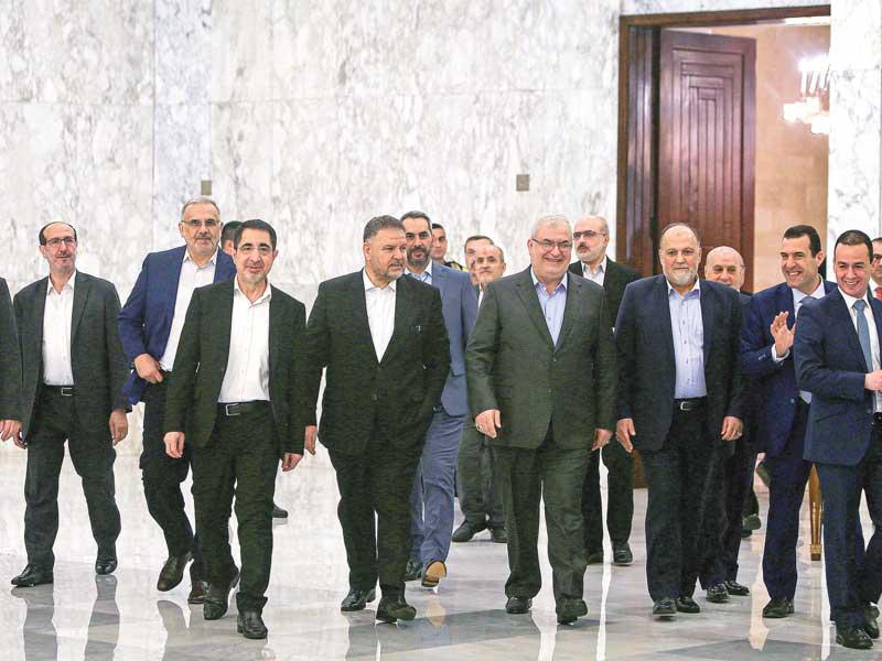 نواب حزب الله يصلون إلى قصر بعبدا أمس (أ ف ب)