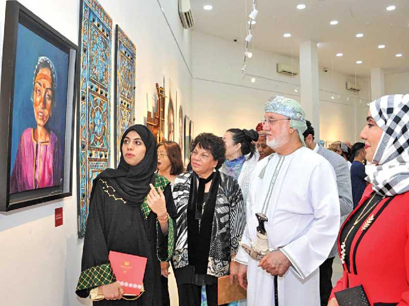 الفنانة ثريا البقصمي  أثناء افتتاح المعرض