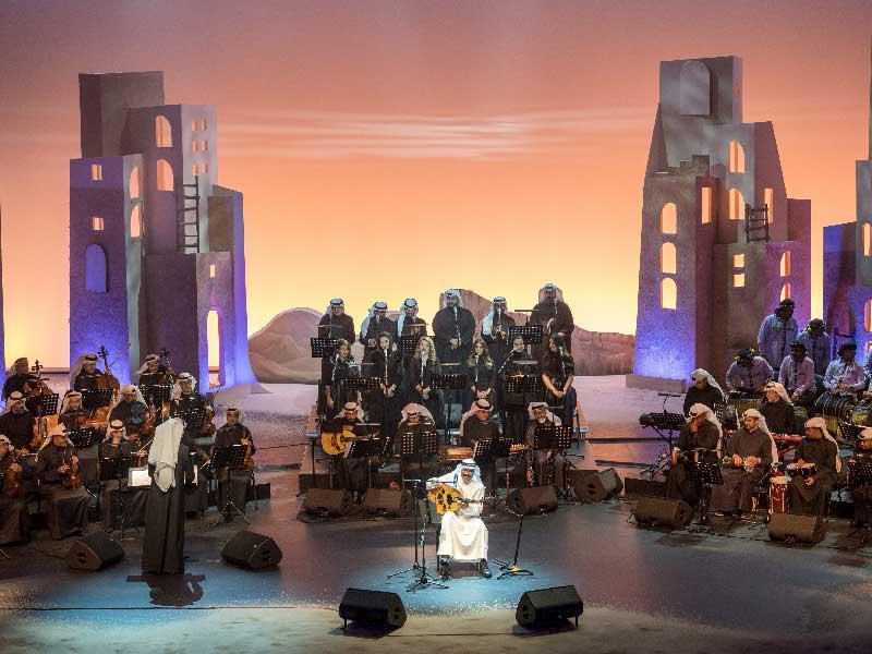 الفنان عبد الله الرويشد بمعية فرقة مركز جابر الأحمد الثقافي