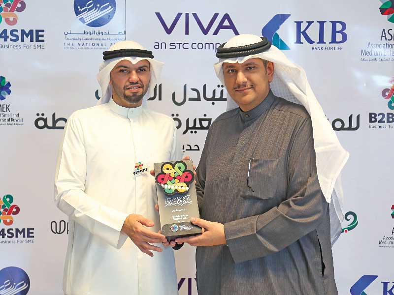 المباركي يقدم درعاً تقديرية إلى الجمعية 