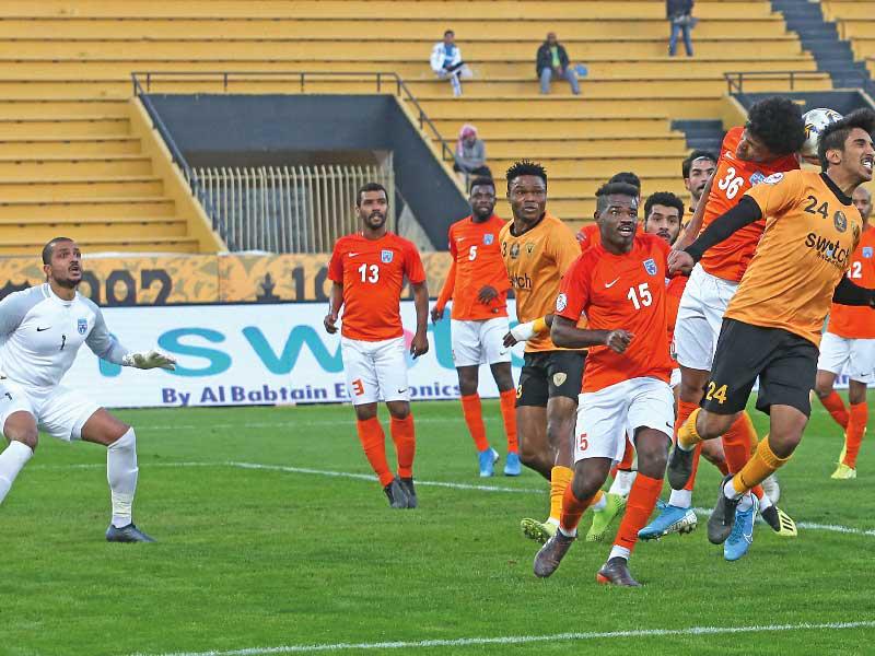 الكرة في طريقها للمس يد أنتونيو(تصوير جورج رجي)