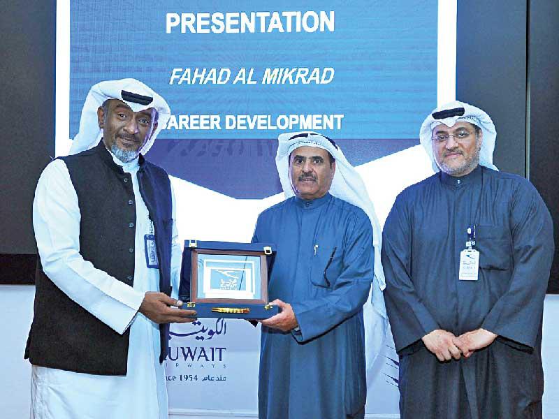 باسل العجمي ووائل الحساوي يكرِّمان فهد المكراد