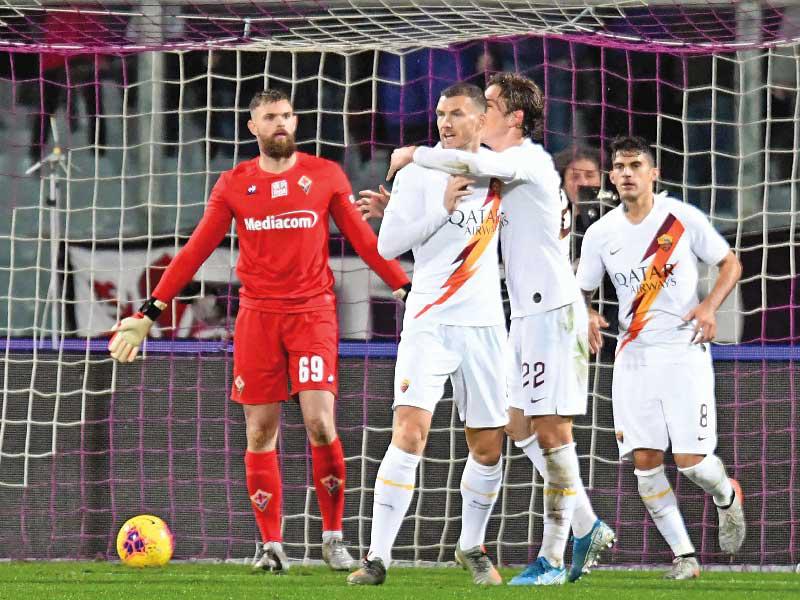فرحة لاعبي روما بهدف دزيكو في مرمى فيورنتينا
