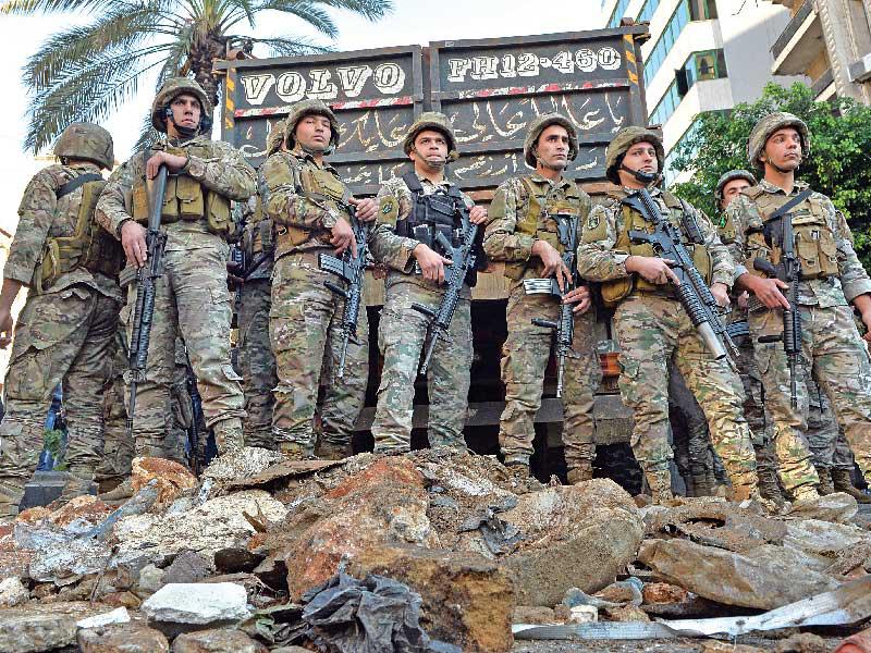 جنود لبنانيون خلال تظاهرات لأنصار الحريري امس الأول  (إي بي إيه)