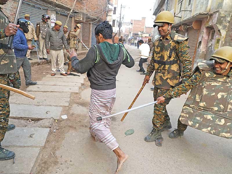 عناصر من الشرطة يضربون متظاهراً في مدينة فارناسي المقدسة خلال احتجاجات امس الأول (أ ف ب )