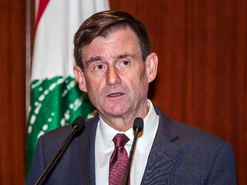 يتحدث وكيل وزارة الخارجية الأميركية للشؤون السياسية ديفيد هيل إلى وسائل الإعلام بعد لقائه برئيس الوزراء اللبناني السابق سعد الحريري