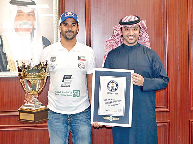 نائب المدير العام للهيئة العامة للرياضة د. صقر الملا مكرما المتسابق محمد بوربيع