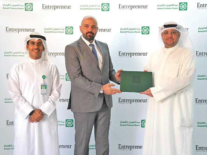 (من اليمين) يوسف الرويح ووسام يونان وفهد السعد أثناء توقيع اتفاقية الشراكة 