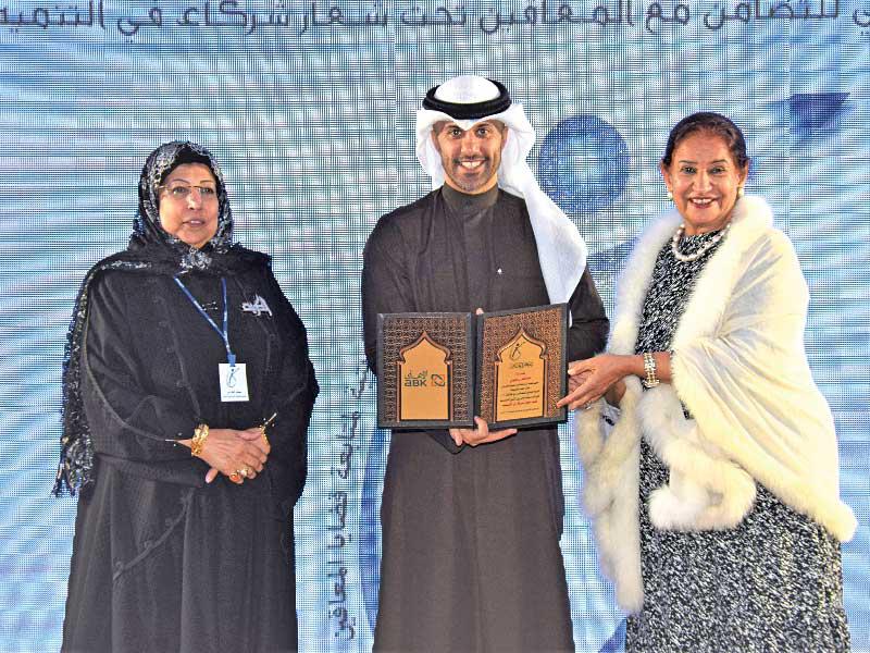 الشيخة شيخة الصباح وسعاد الفارس يقدمان درعاً تكريمية لعلي البغلي أثناء الحفل