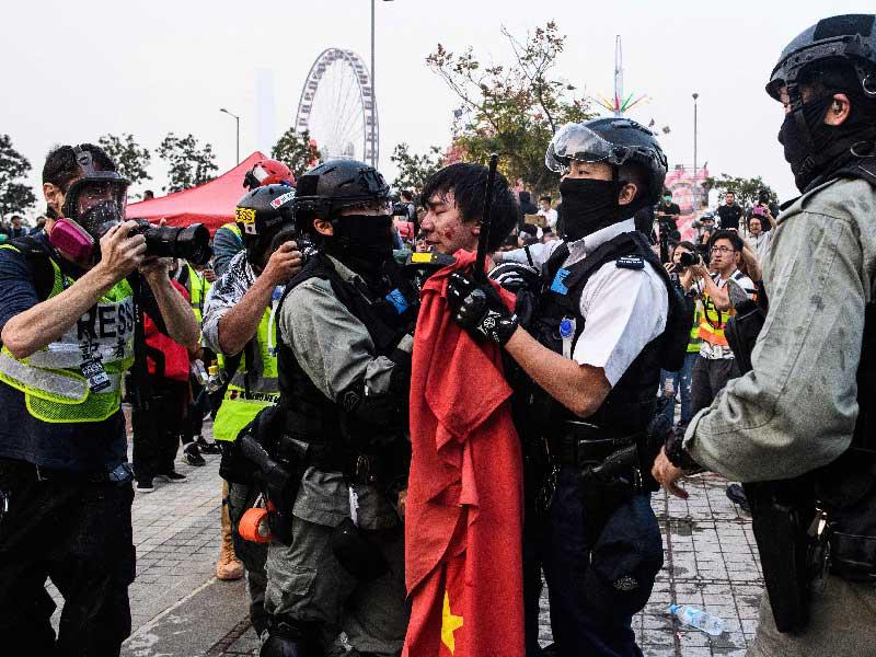 اعتقلت الشرطة رجلاً خلال تجمع في هونغ كونغ لإظهار الدعم لأقلية الايغور في الصين