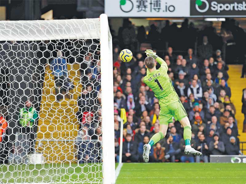 دي خيا حارس مانشستر يونايتد يفشل في التصدي بطريقه غريبة ليستقبل الهدف الأول