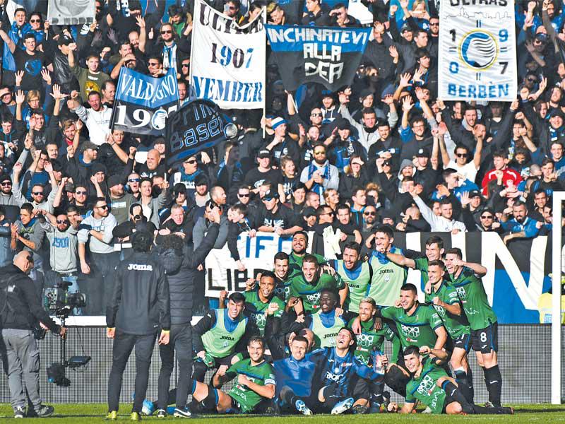 فرحة لاعبي أتالانتا بعد الفوز على ميلان