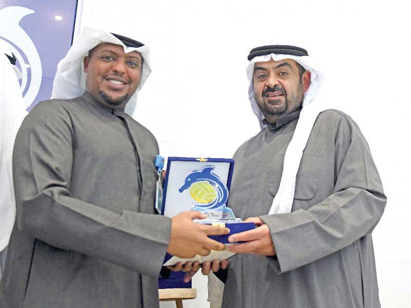 الشيخ خالد البدر الصباح مكرِّماً «زين» على دعمها للبطولة