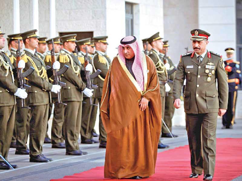 السفير عزيز الديحاني يستعرض حرس الشرف في مقر الرئاسة الفلسطينية