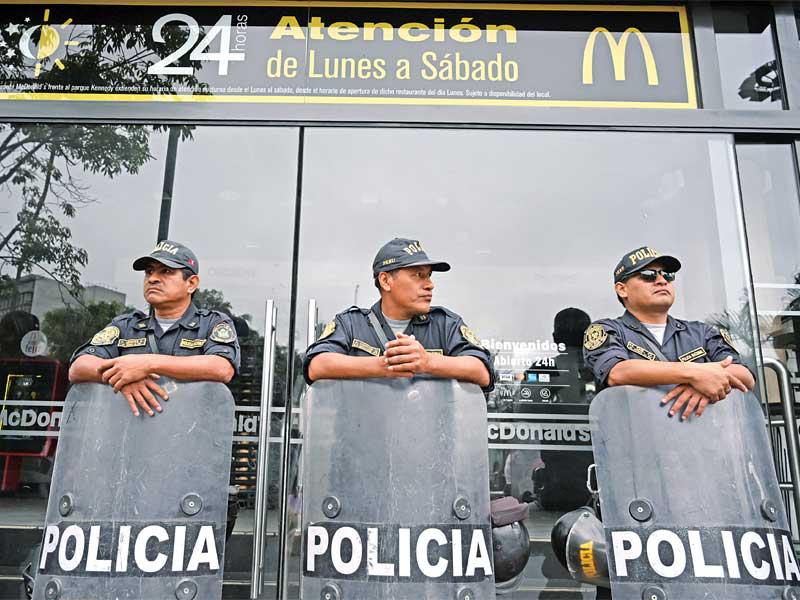 الشرطة تحمي احد افرع ماكدونالدز في عاصمة بيرو (ليما)