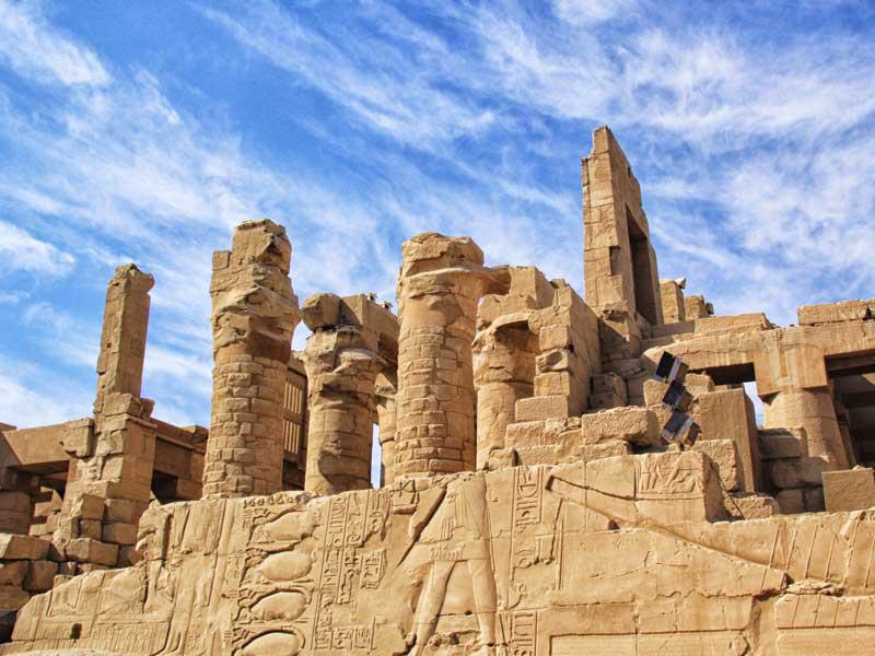 معابد الكرنك الفرعونية الشهيرة بمدينة الأقصر التاريخية بصعيد مصر