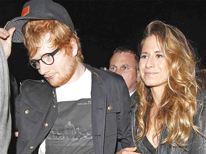  المغني البريطاني إد شيران مع زوجته 