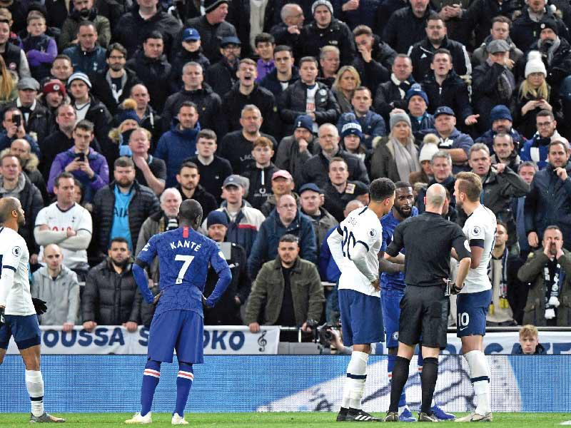 روديغر لاعب تشلسي يشتكي لحكم المباراة بعد تعرضه لهتافات عنصرية