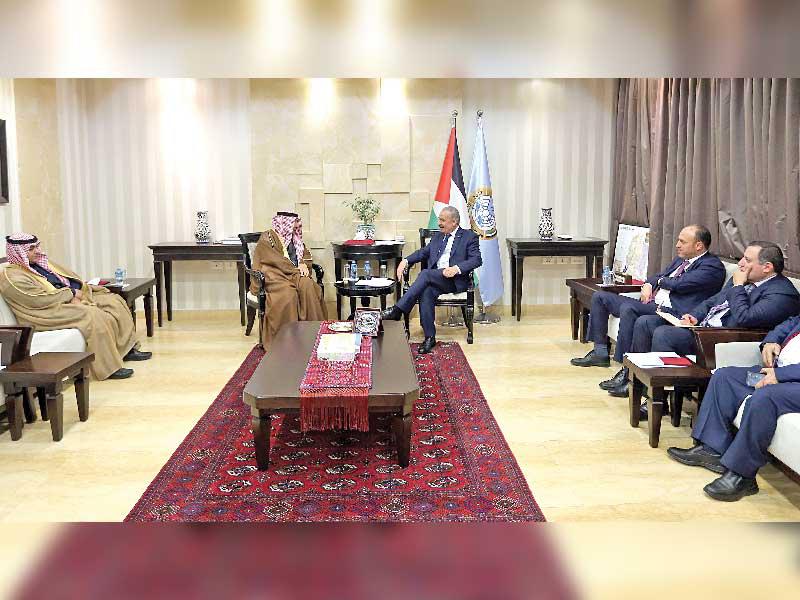 رئيس الوزراء الفلسطيني مستقبلاً السفير الكويتي