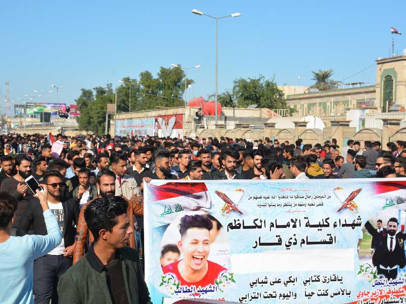 المتظاهرون العراقيون يشاركون في الاحتجاجات المستمرة في مدينة الناصرية ، جنوب بغداد