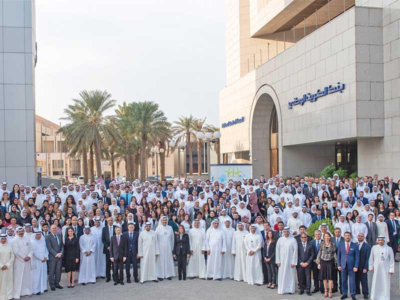 القيادات التنفيذية في البنك «الوطني» مع مجموعة من الموظفين