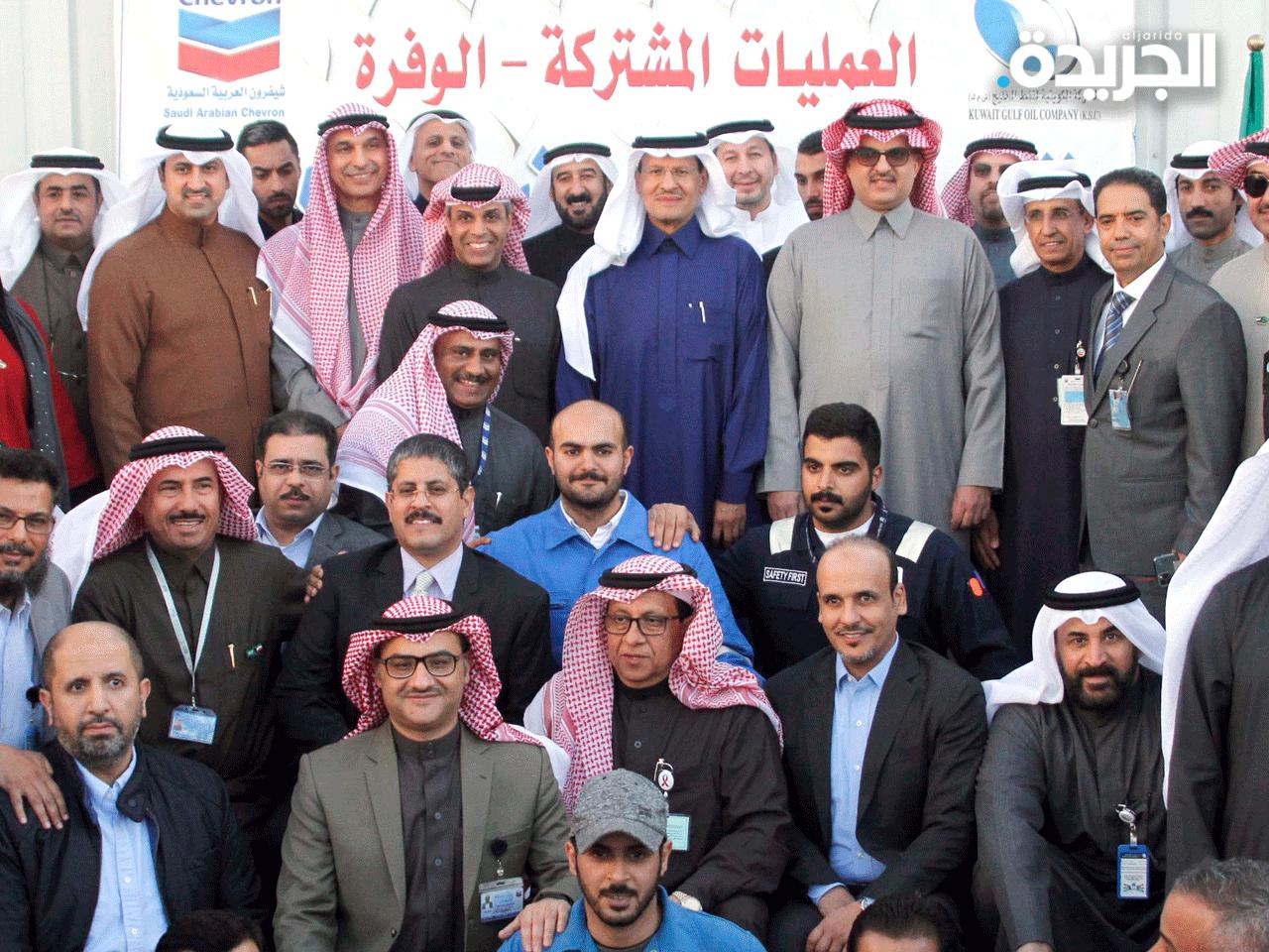  وزيرا النفط الكويتي والسعودي مع العاملين في عمليات الوفرة المشتركة 