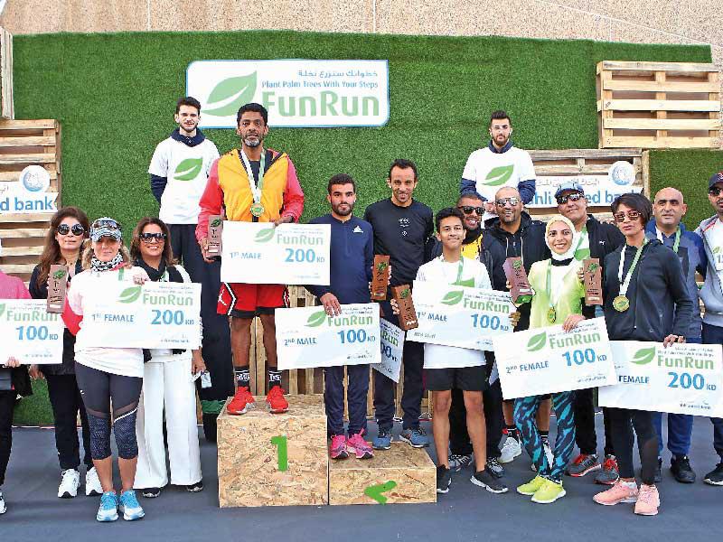  الرئيسة التنفيذية بالوكالة للبنك المتحد جهاد الحميضي وسحر دشتي مع الفائزين في السباق