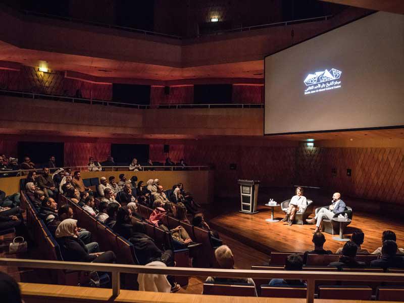 الروائي أحمد مراد والروائية بثينة العيسى أثناء «حديث الاثنين» ضمن الموسم الثقافي لمركز الشيخ جابر الأحمد الثقافي