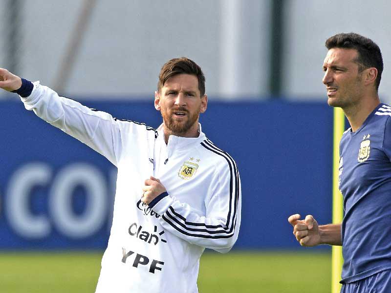 مدرب منتخب الأرجنتين الأول لكرة القدم، ليونيل سكالوني ونجم منتخب التانغو ليونيل ميسي 