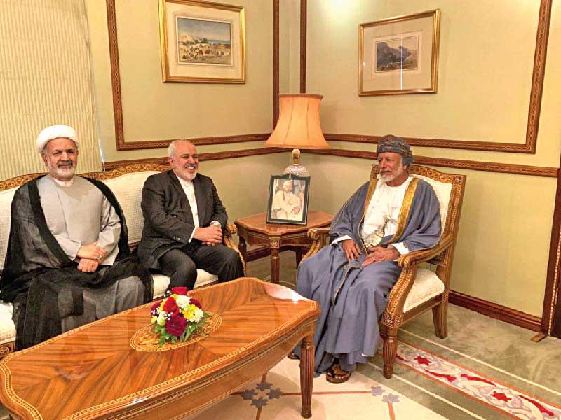 وزير الشؤون الخارجية العماني يوسف بن علوي مستقبلاً وزير الخارجية الايراني محمد جواد ظريف أمس