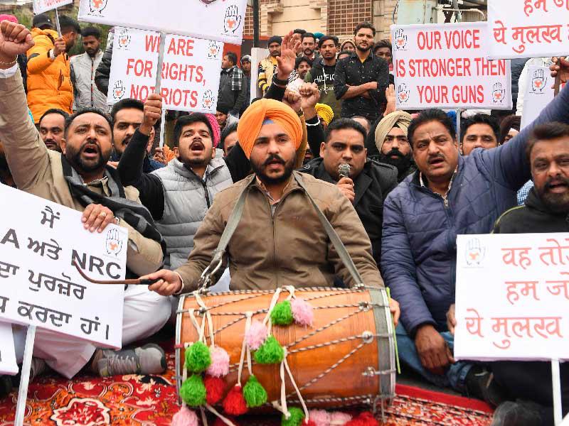ناشطو مؤتمر الشباب يحملون لافتات ويصرخون بالشعارات أثناء احتجاج ضد قانون الجنسية الجديد في الهند