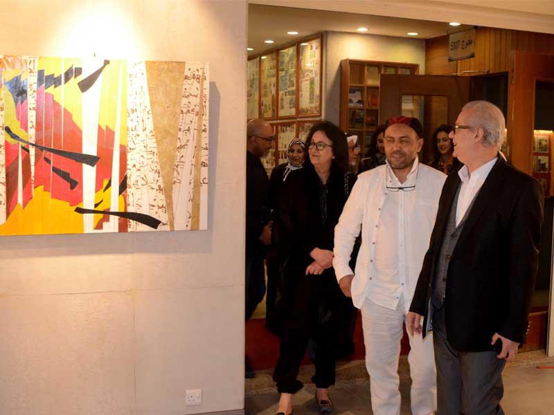  الفنان التشكيلي خالد البكاي شارحاً تفاصيل أعماله للسفير المغربي لدى الكويت جعفر حكيم ضمن معرض «vertical in» في غاليري بوشهري