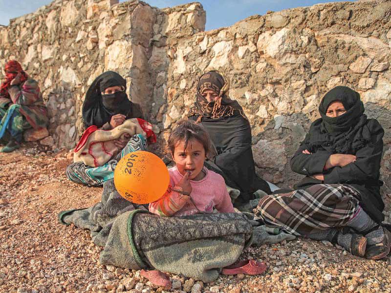 نازحات من إدلب مع أطفالهن في العراء أمس الأول (أ ف ب)