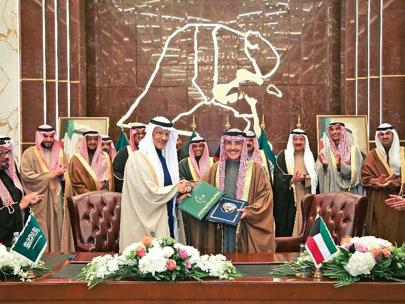 الشيخ الدكتور أحمد ناصر المحمد وزير الخارجية والأمير عبدالعزيز بن سلمان عقب توقيع اتفاقية المقسومة واستئناف الإنتاج 