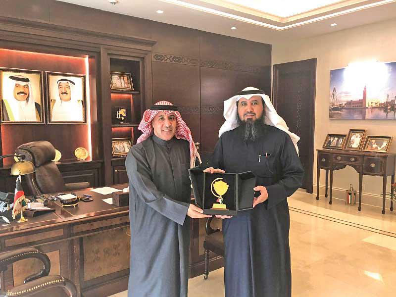 العتل مكرماً السفير الديحاني n